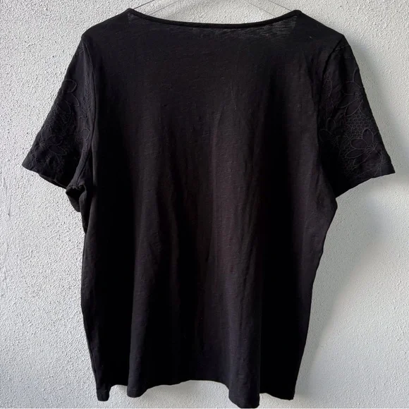 Talbots Woman Black Short‎ Sleeve Tee Size X Embroidered Sleeve Scallop V-Neck - Picture 3 of 8